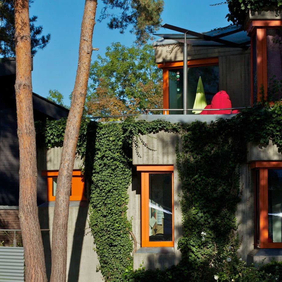 Illustrative licensed photograph: Modern house with greenery